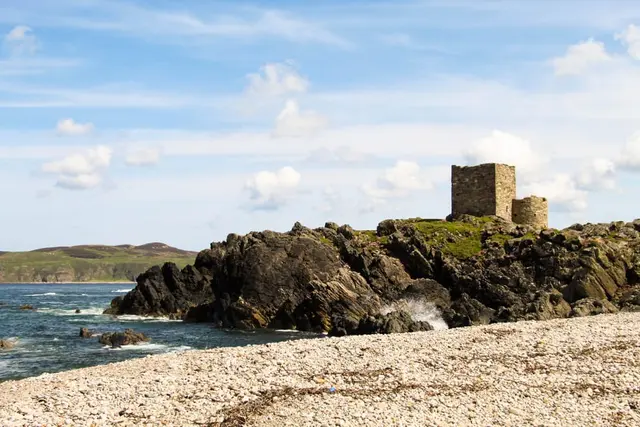 Carrickabraghy Castle