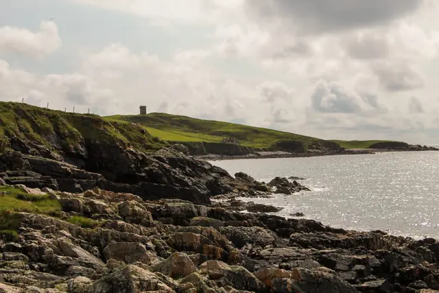 a rocky coast line